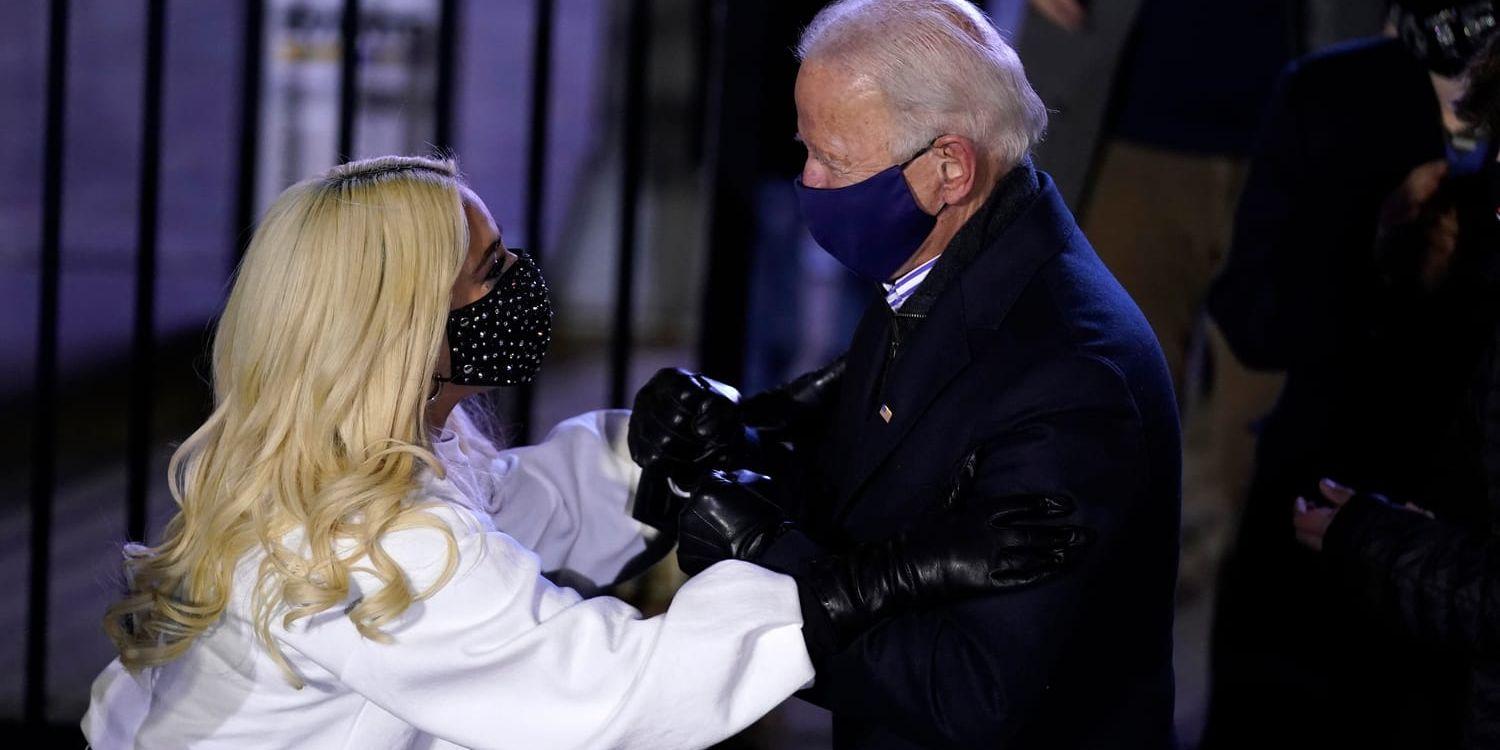 Lady Gaga och Joe Biden vid ett kampanjmöte dagen före presidentvalet i november. Arkivbild.