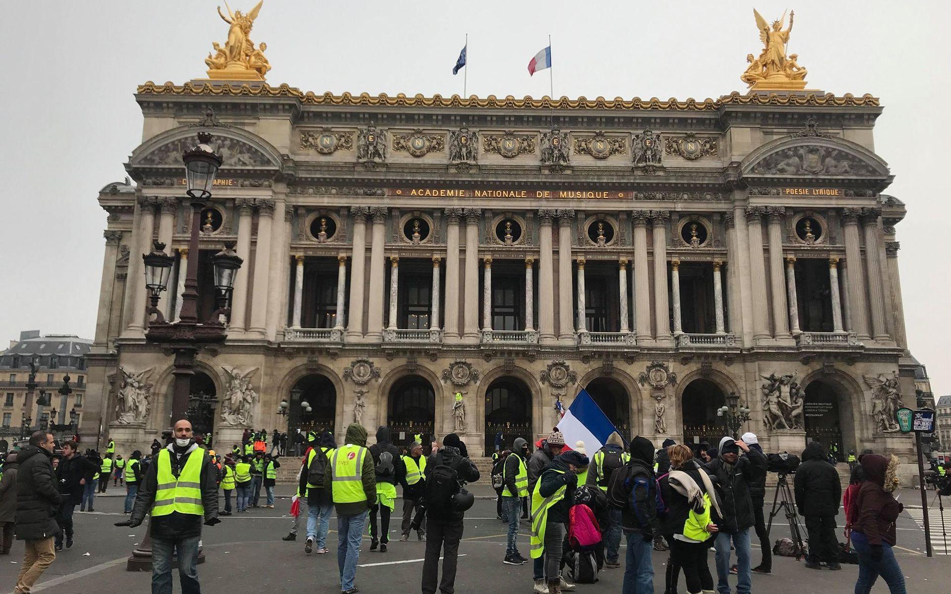 Demonstranter i gula västar vid Operan i Paris. 