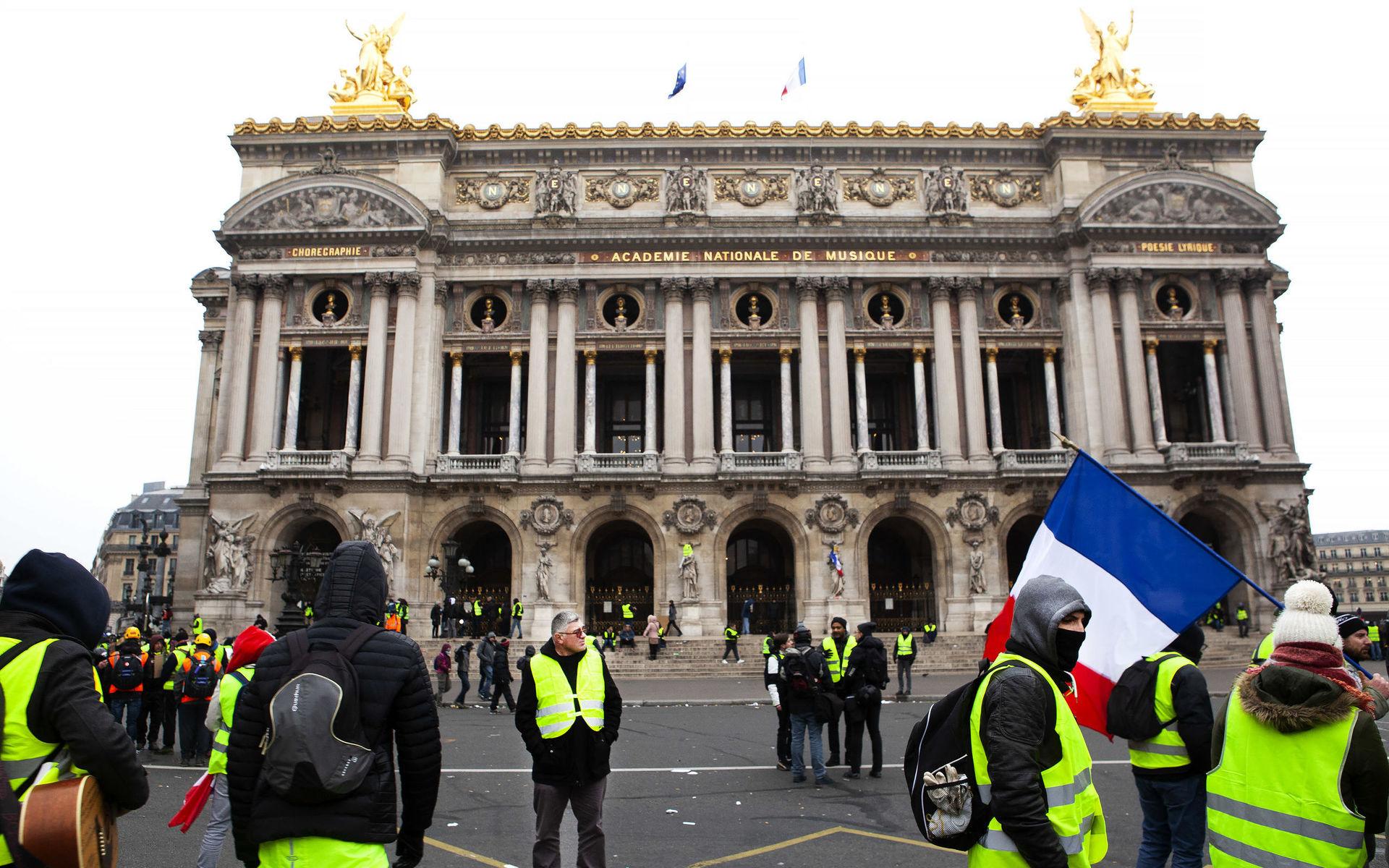Demonstranter i gula västar vid Operan i Paris.