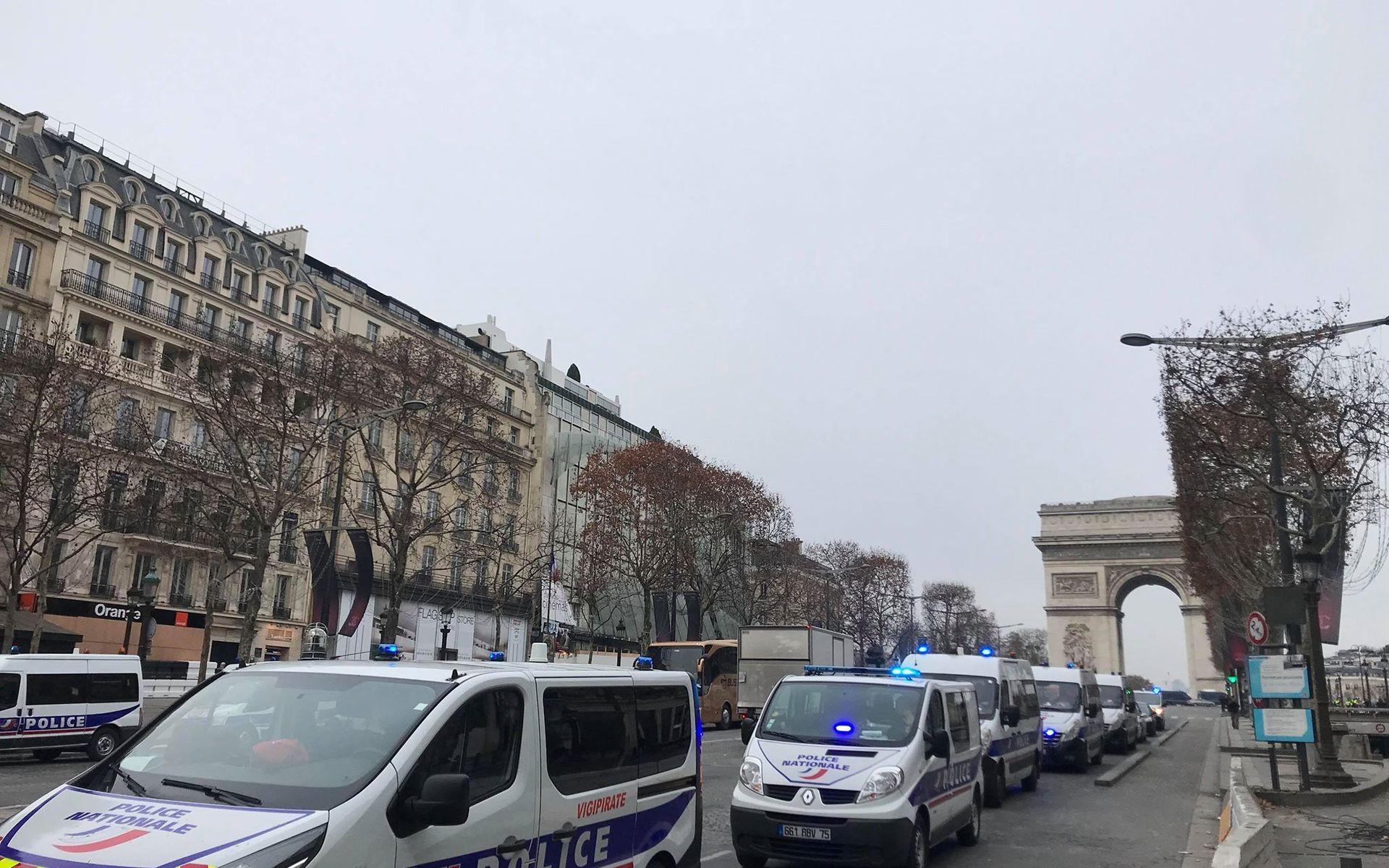 Polisen är på plats med stora styrkor i centrala Paris under lördagen. 
