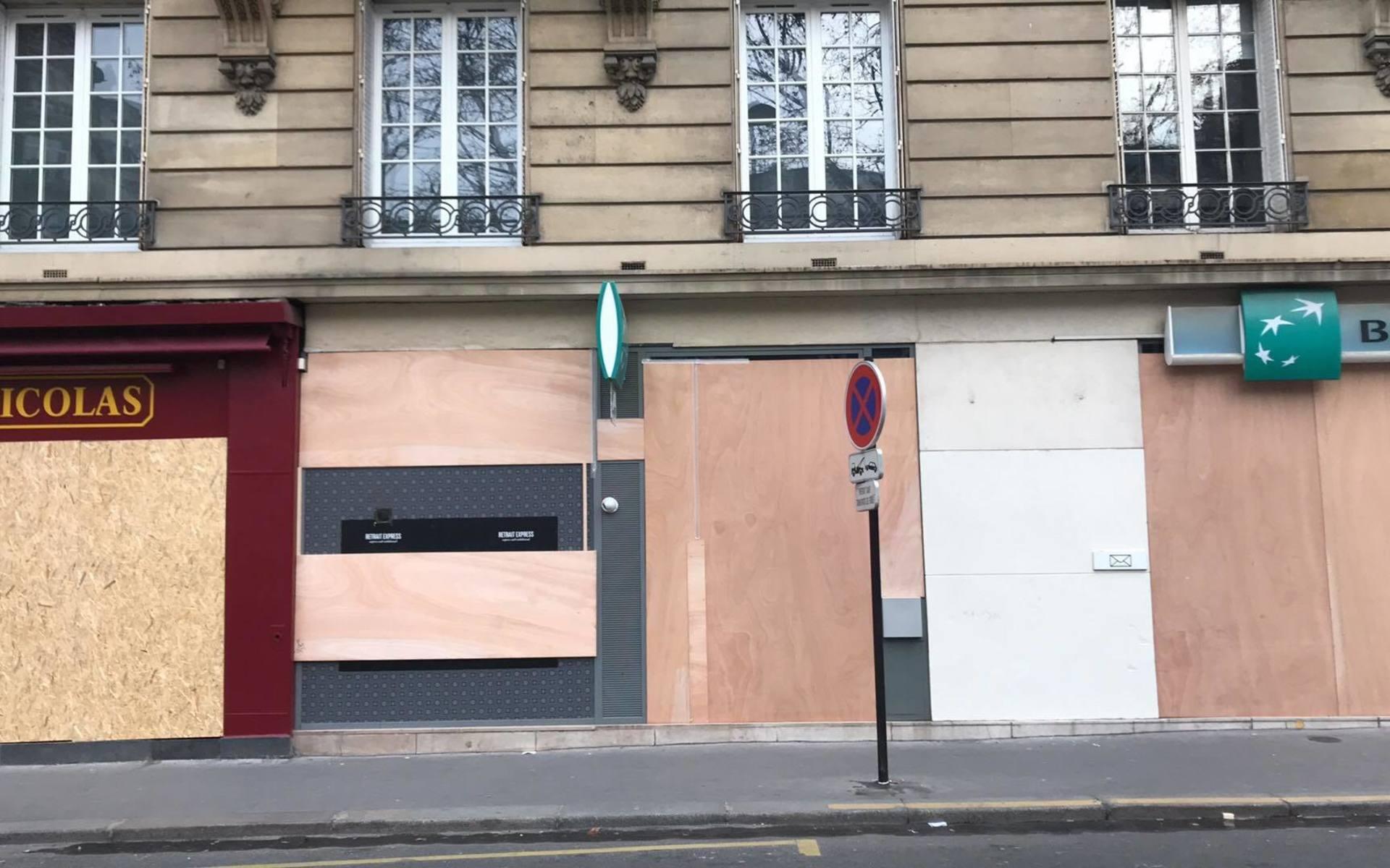 Flera butiker och banker i Paris har spikat upp plywoodskivor för fönster och dörrar som skydd. 