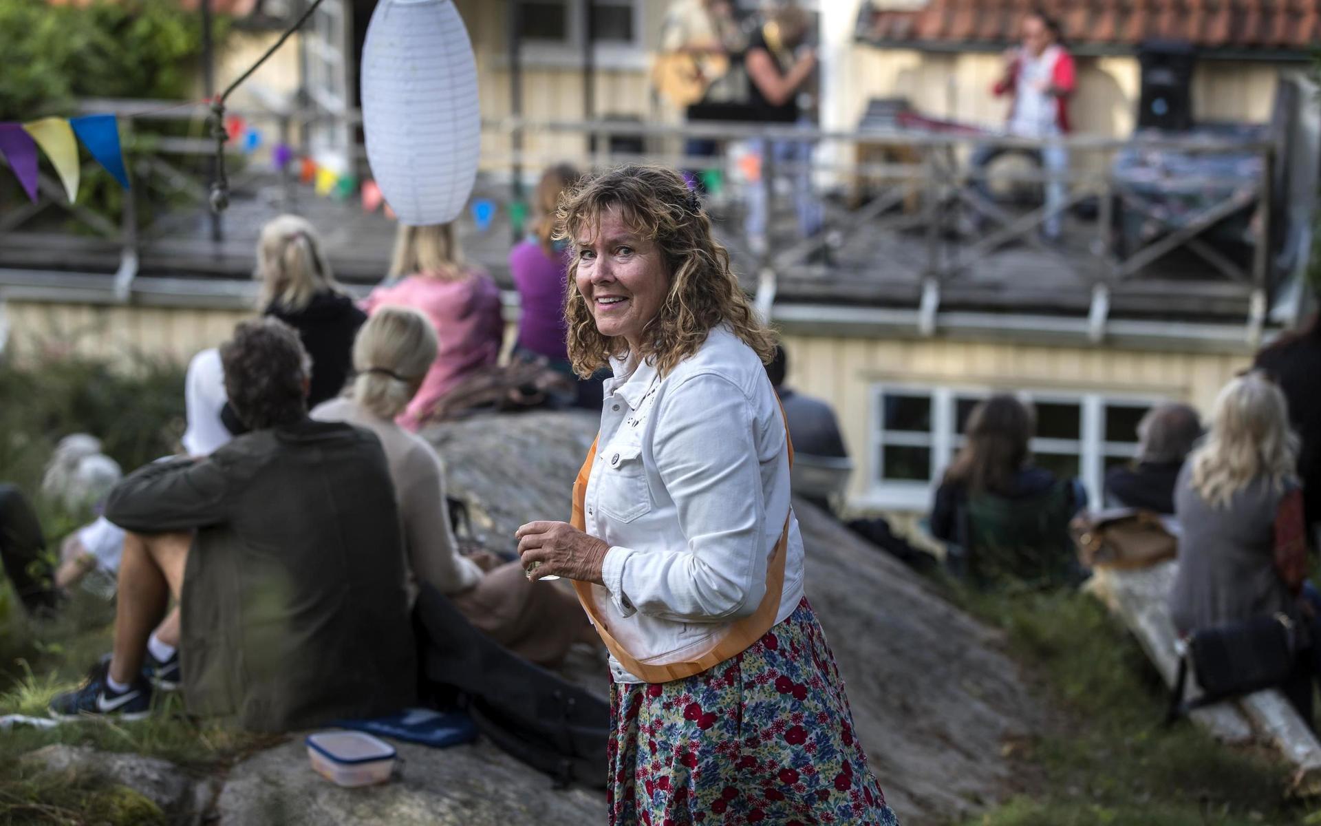 Eva Holmberg arrangerar konserter i sin trädgård i Kungsladugård, i kväll med Emrik Larsson som huvudakt. 
