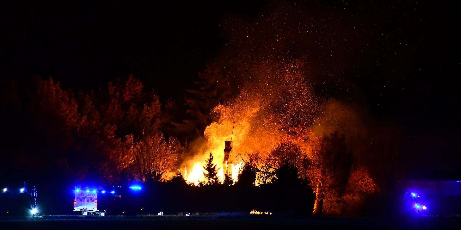 En kraftig brand rasar i en villa i Lidköpings kommun.