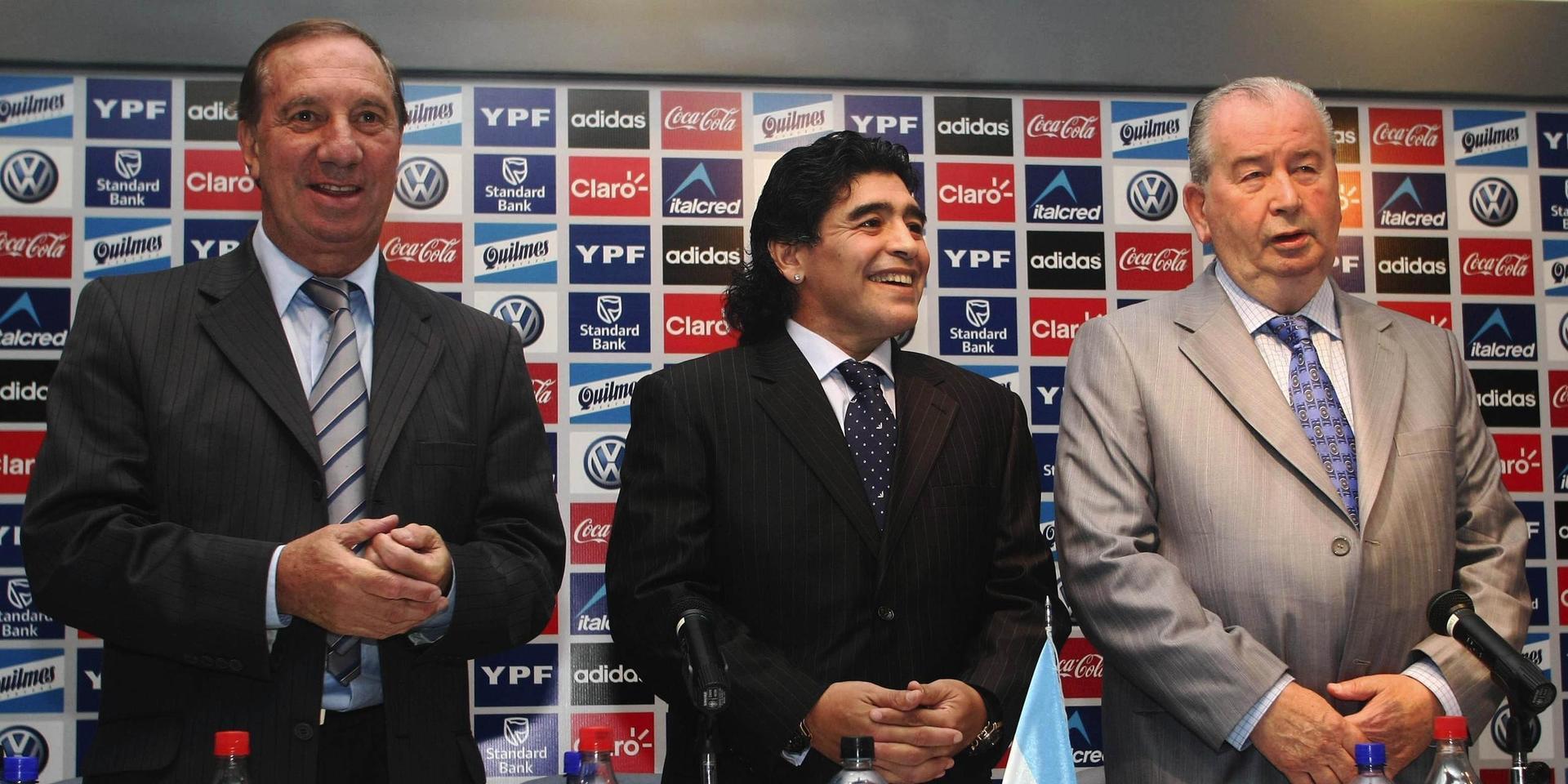 Diego Armando Maradona vid presentationen som Argentinas förbundskapten. Här tillsammans med Carlos Bilardo och Juan Grondona.