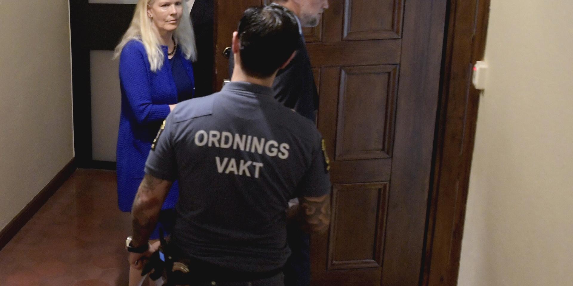 Anna Lindstedt på väg i i rättssalen i Stockholms tingsrätt tillsammans med sin försvarare Conny Cedermark 