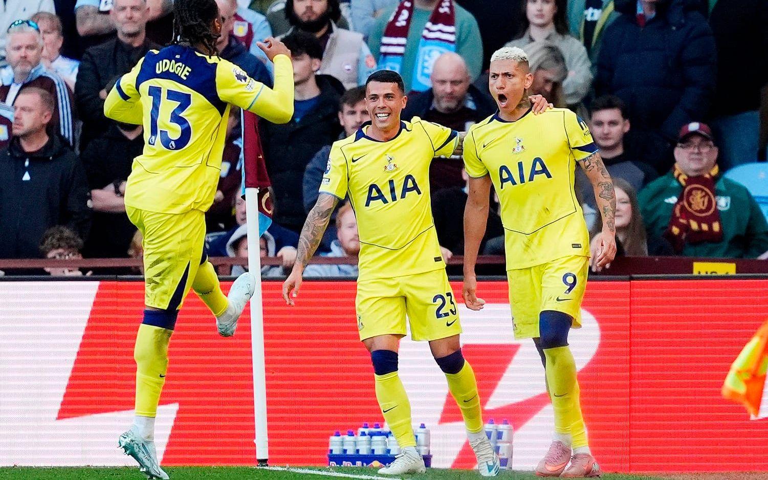 Tottenhams Richarlison, till höger, firar nickmålet mot Aston Villa.