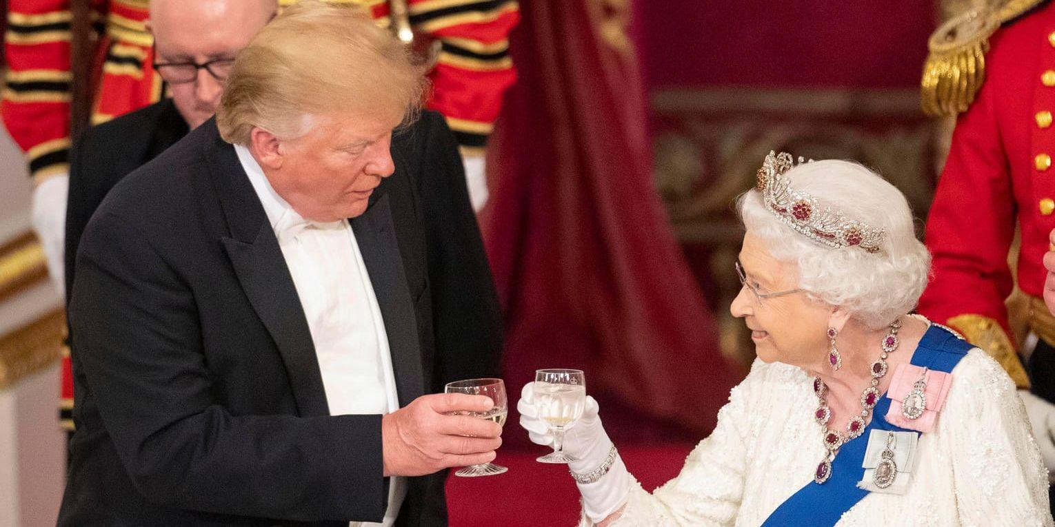 USA:s president Donald Trump och Storbritanniens drottning Elizabeth II skålar.
