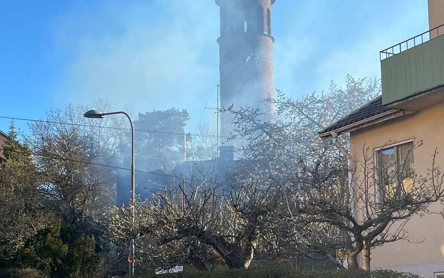 En villa på Stora Essingen i Stockholm fattade eld under natten.