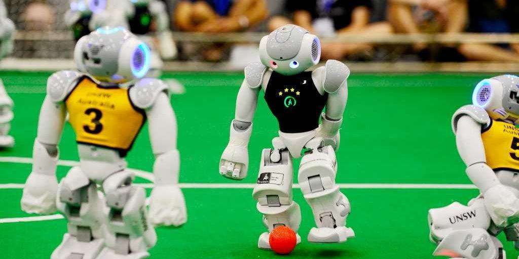 Många i mediebranschen är oroliga att robotar ska ta över. På bilden ser vi robotar från ett Australiskt universitet.
