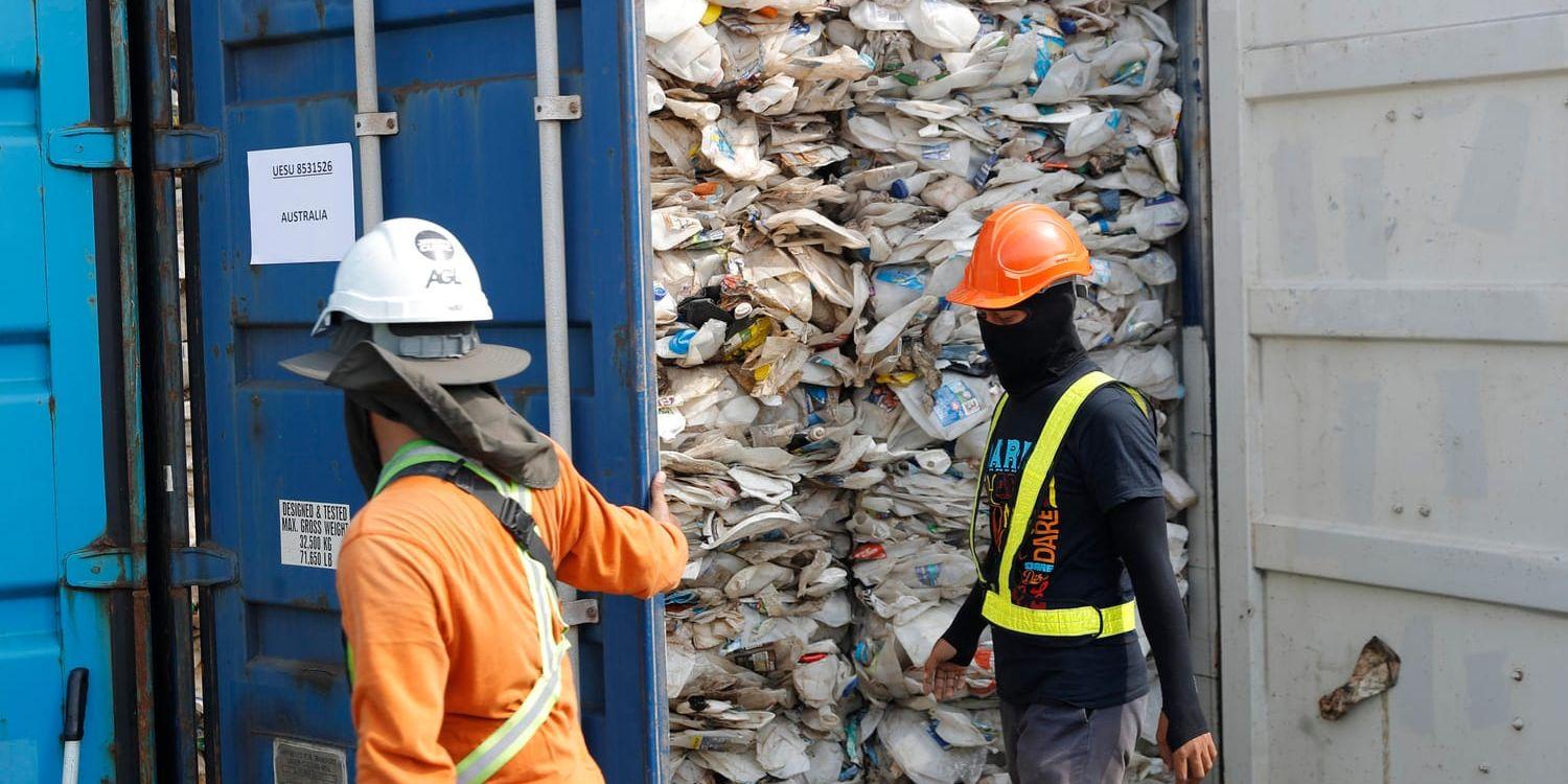 Flera containrar med plastförpackningar som inte går att återvinna har tagits i beslag av malaysiska myndigheter och ska skickas tillbaka till de länder som exporterat avfallet.