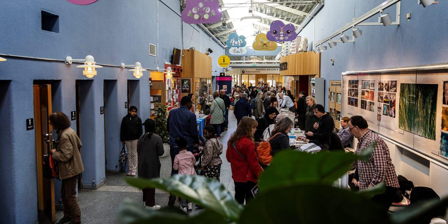 Besökare till bokmässan går runt och kollar på böcker.