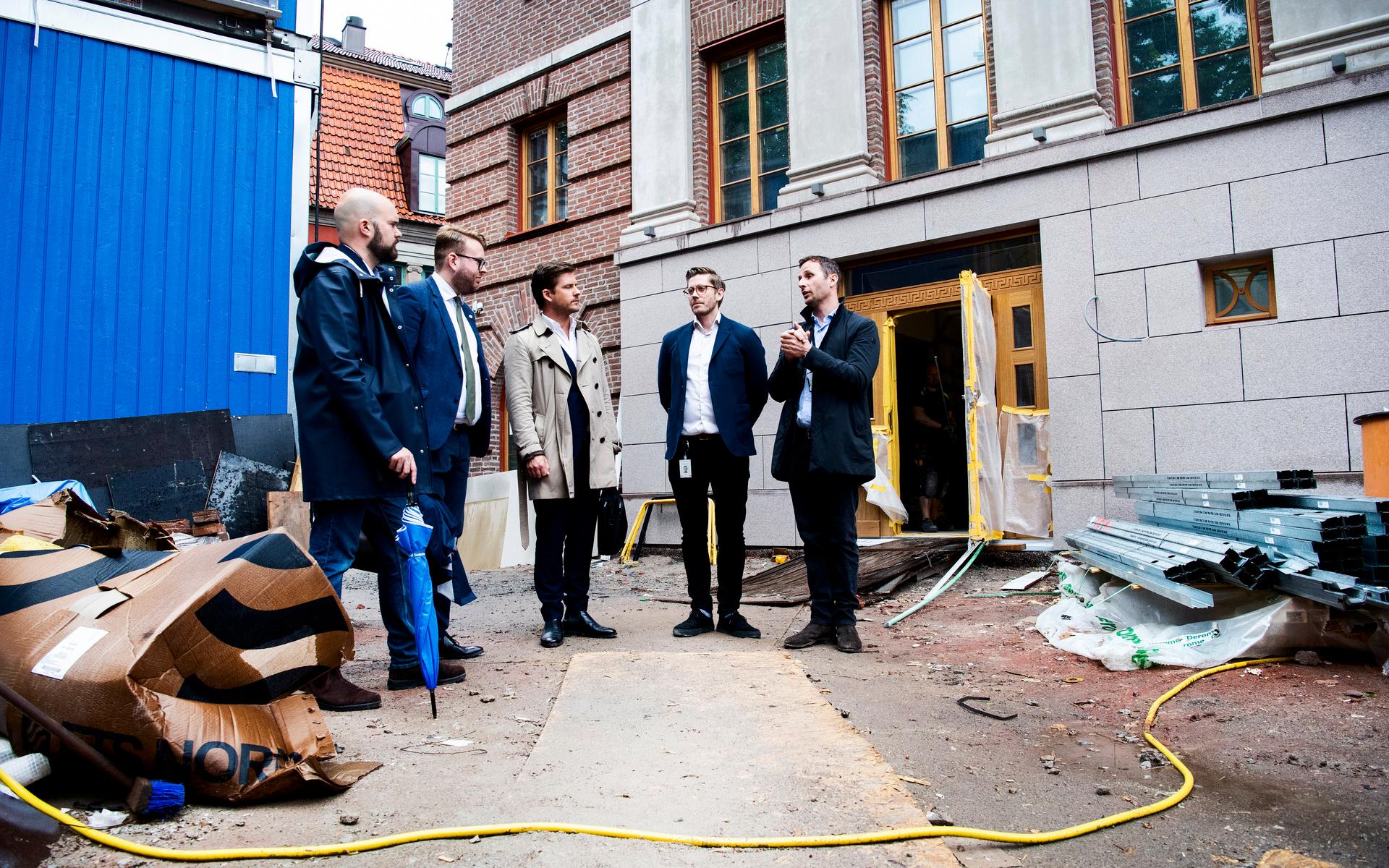 De moderata politikerna David Josefsson, Viktor Wärnick och Hampus Magnusson tillsammans TB-gruppens Hans Dahlin och Marcus Lerander framför det snart färdigställda huset vid Ekmansgatan 5. 