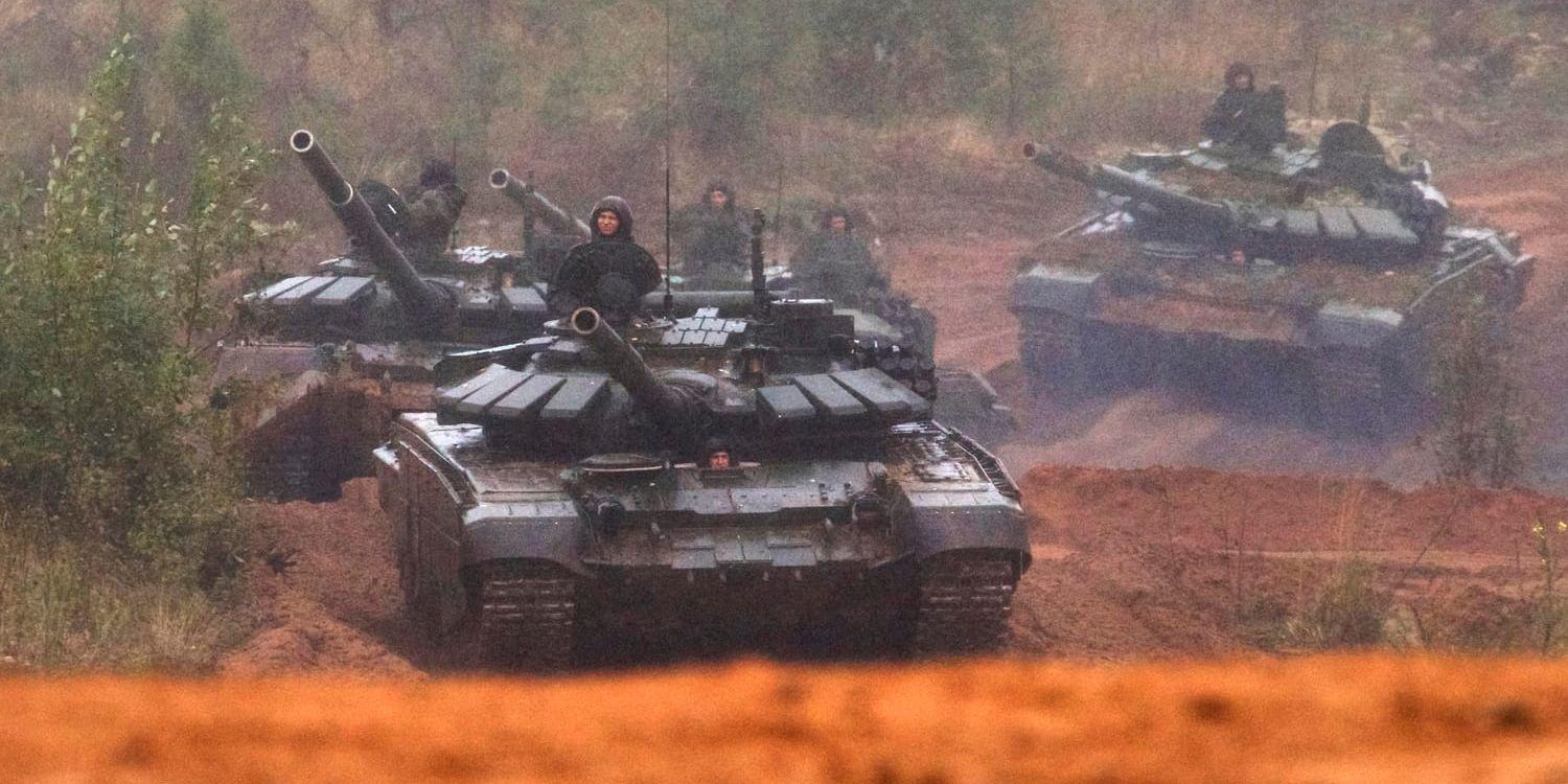 Ryska stridsvagnar rycker fram i övningen Zapad-2017 som ägde rum i fjol. Arkivbild.