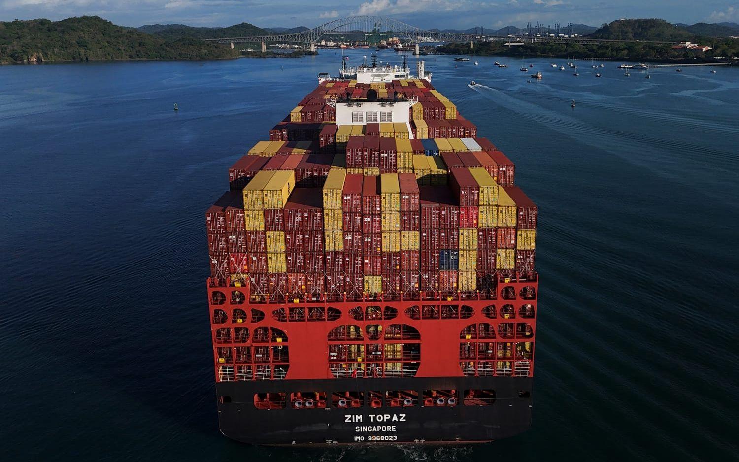 Fraktfartyg genom Panamakanalen.