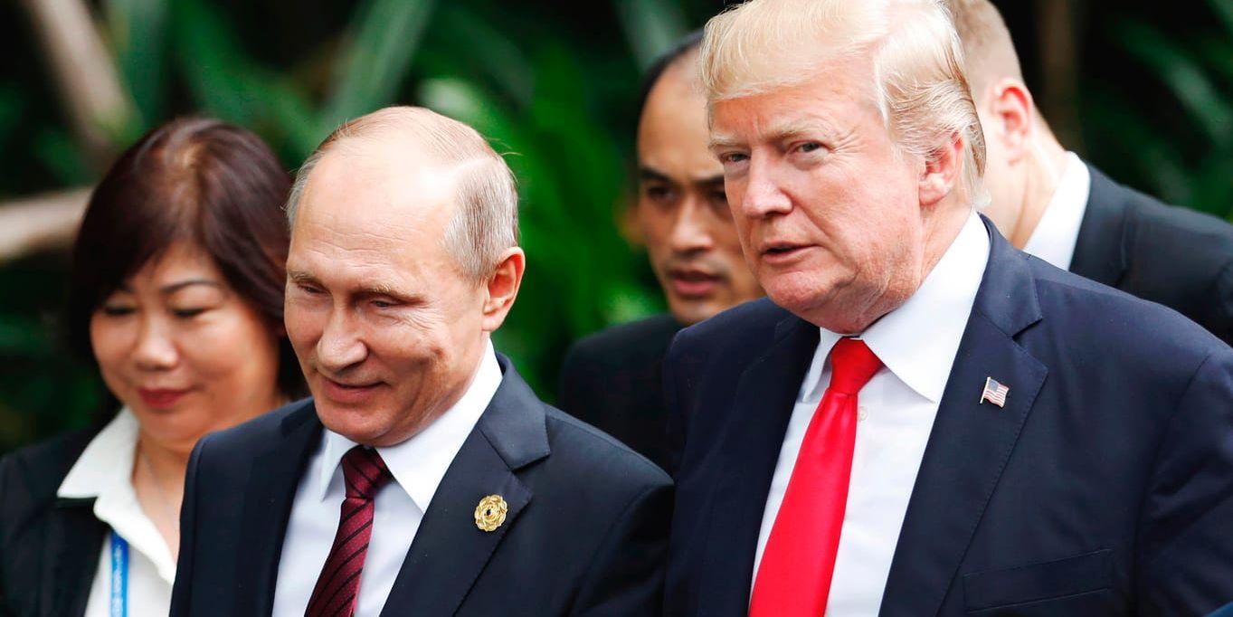 Sammankomsten i Helsingfors blir det första officiella toppmötet mellan Rysslands president Vladimir Putin och USA:s dito Donald Trump. Tidigare har de dock setts vid sidan av andra möten, som på Apec-mötet i november förra året där bilden är tagen.