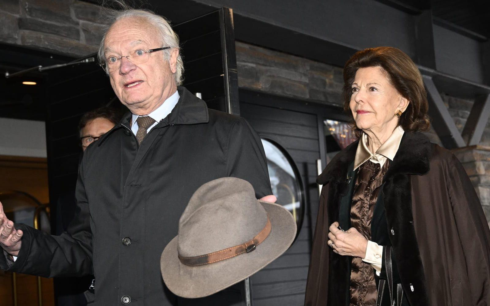 Kung Carl Gustaf och drottning Silvia på besök i Sälen i januari.