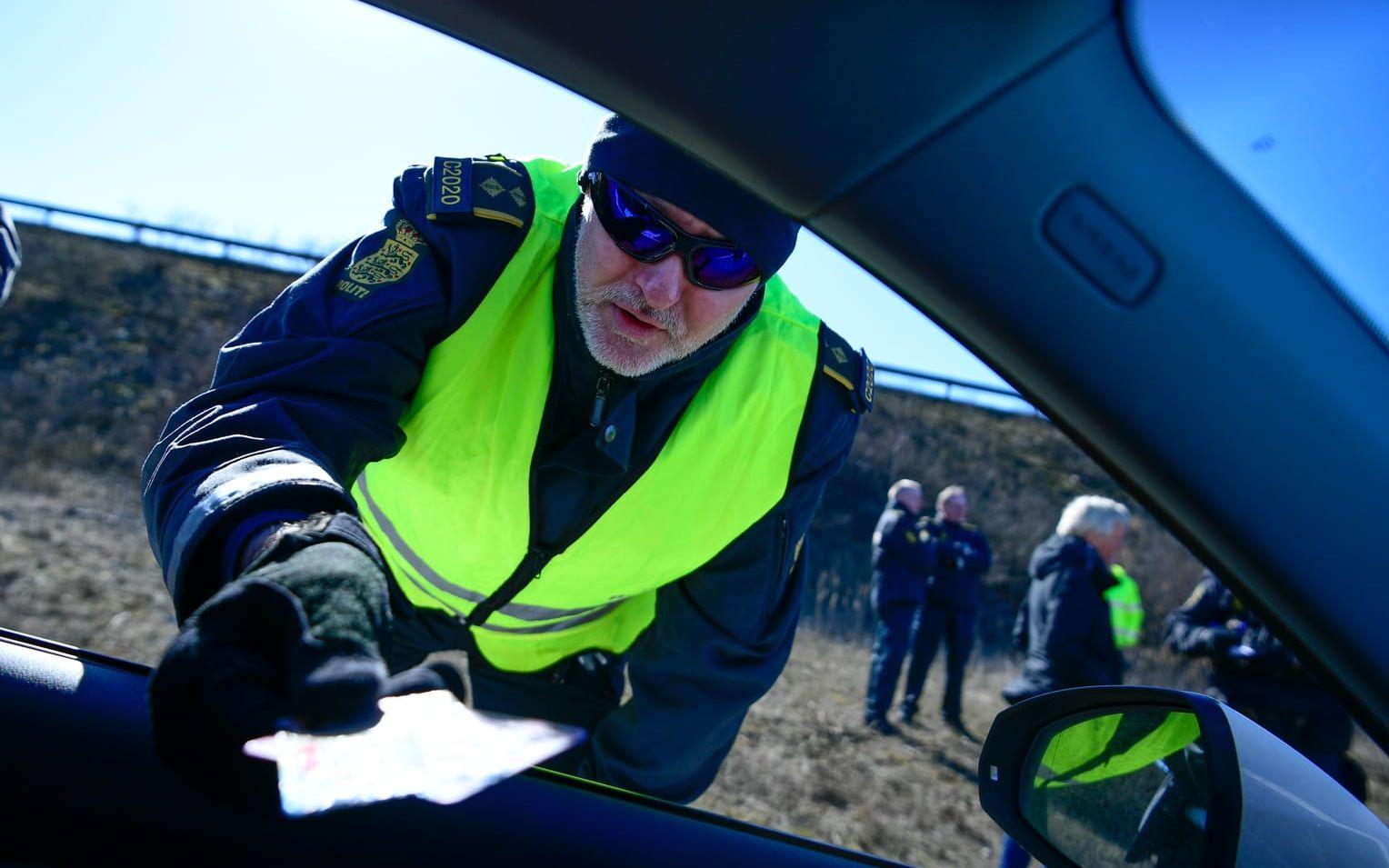 Dansk poliskontroll på Öresundsbron i fjol, då trafiken mellan Sverige och Danmark stoppades. Nu införs karantäntvång för inresande i landet.