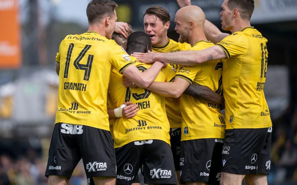 Mjällbyspelare jublar efter 1–0-målet hemma mot Brommapojkarna.