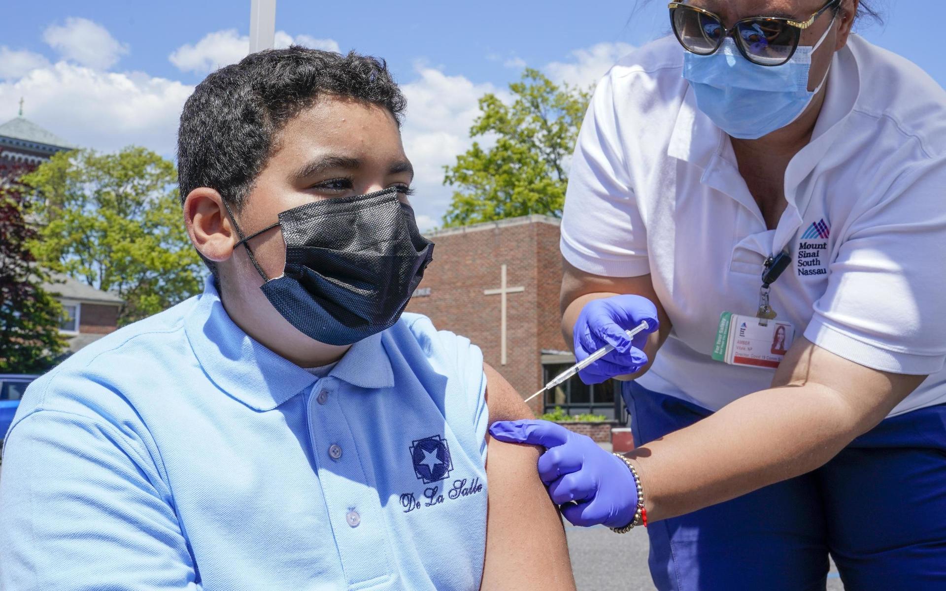 I New York, där 70 procent av den vuxna befolkningen fått minst en vaccindos, får en 13-åring sin vaccindos. USA har godkänt Pfizer/Biontechs vaccin för barn som fyllt 12 år.