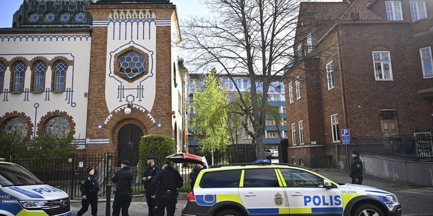 Polis på plats vid synagogan i Malmö på onsdagsmorgonen. Polisen utreder ett försök till allmänfarlig ödeläggelse.