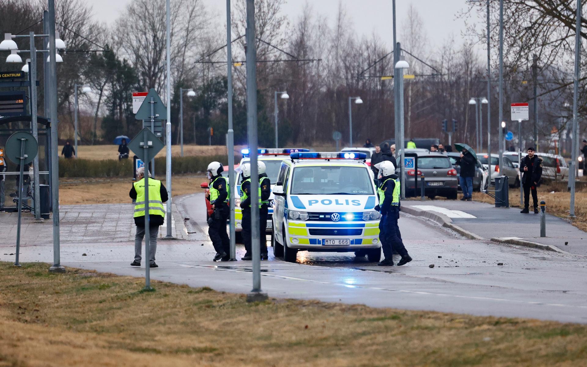 Stenkastning mot polisen i Navesta i Norrköping på torsdagskvällen. 