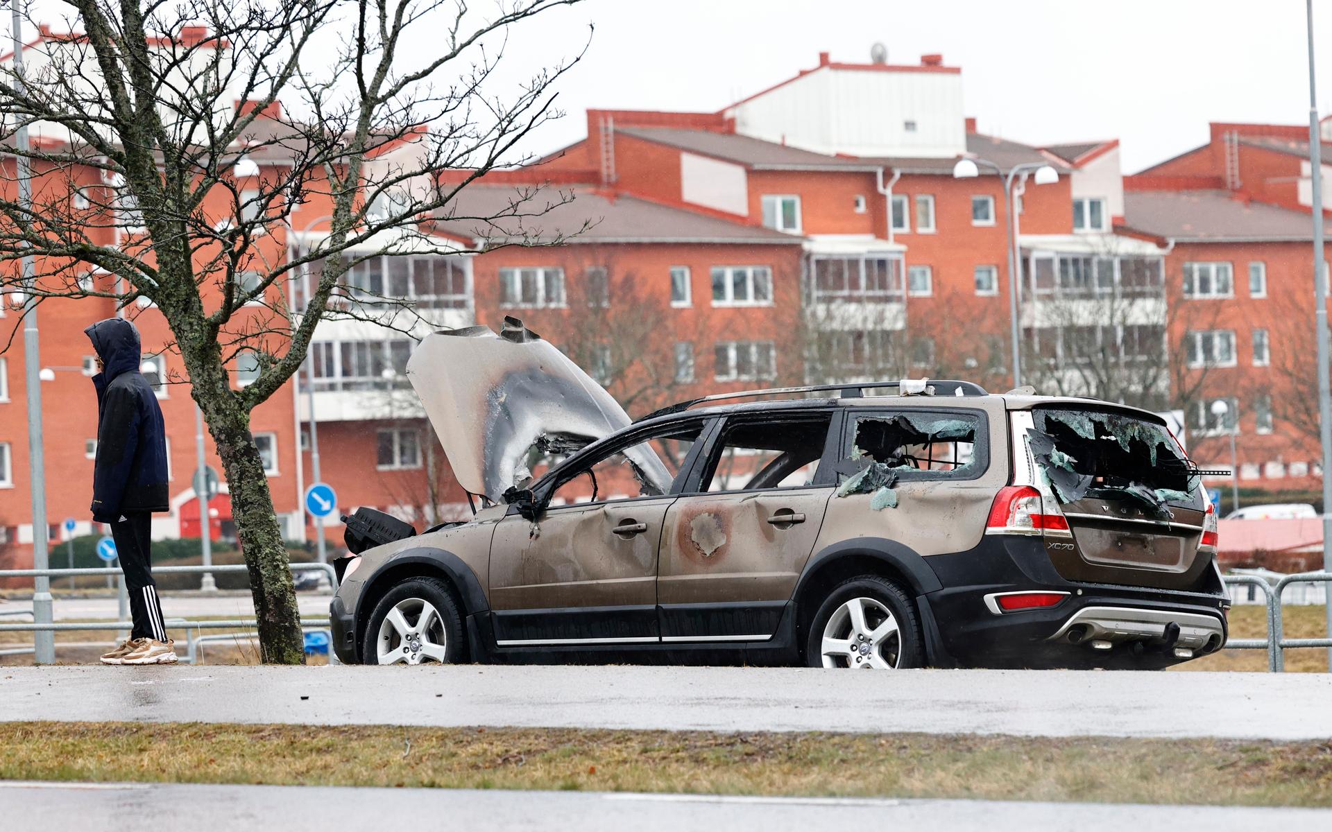 En utbränd civil polisbil efter vandaliseringar i samband med demonstrationen i stadsdelen Skäggetorp i Linköping på torsdagen.