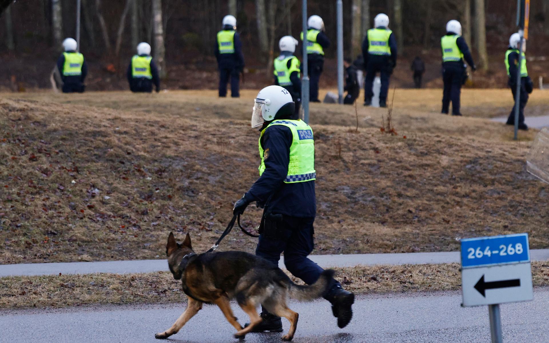 Polis med polishund i samband med upplopp i Navesta i Norrköping på torsdagskvällen. 