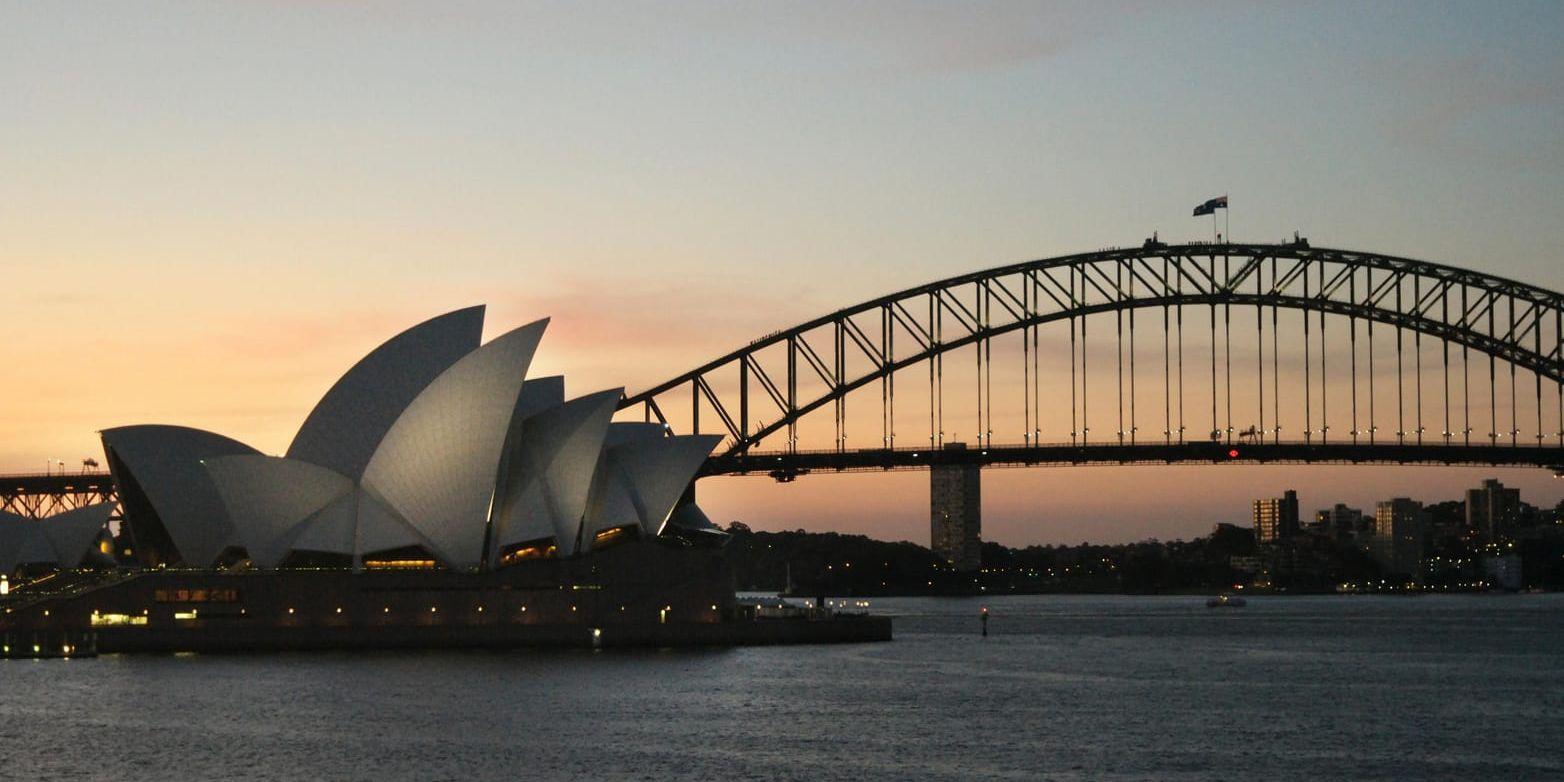 Eftertraktad vy: Operahuset och Harbour Bridge i Sydney. Arkivbild.