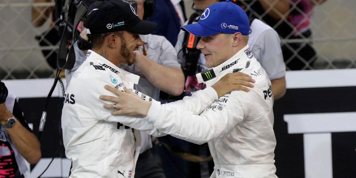 Valtteri Bottas (till höger) gratuleras av stallkamraten i Mercedes, Lewis Hamilton (till vänster), efter kvalsegern i Abu Dhabi.