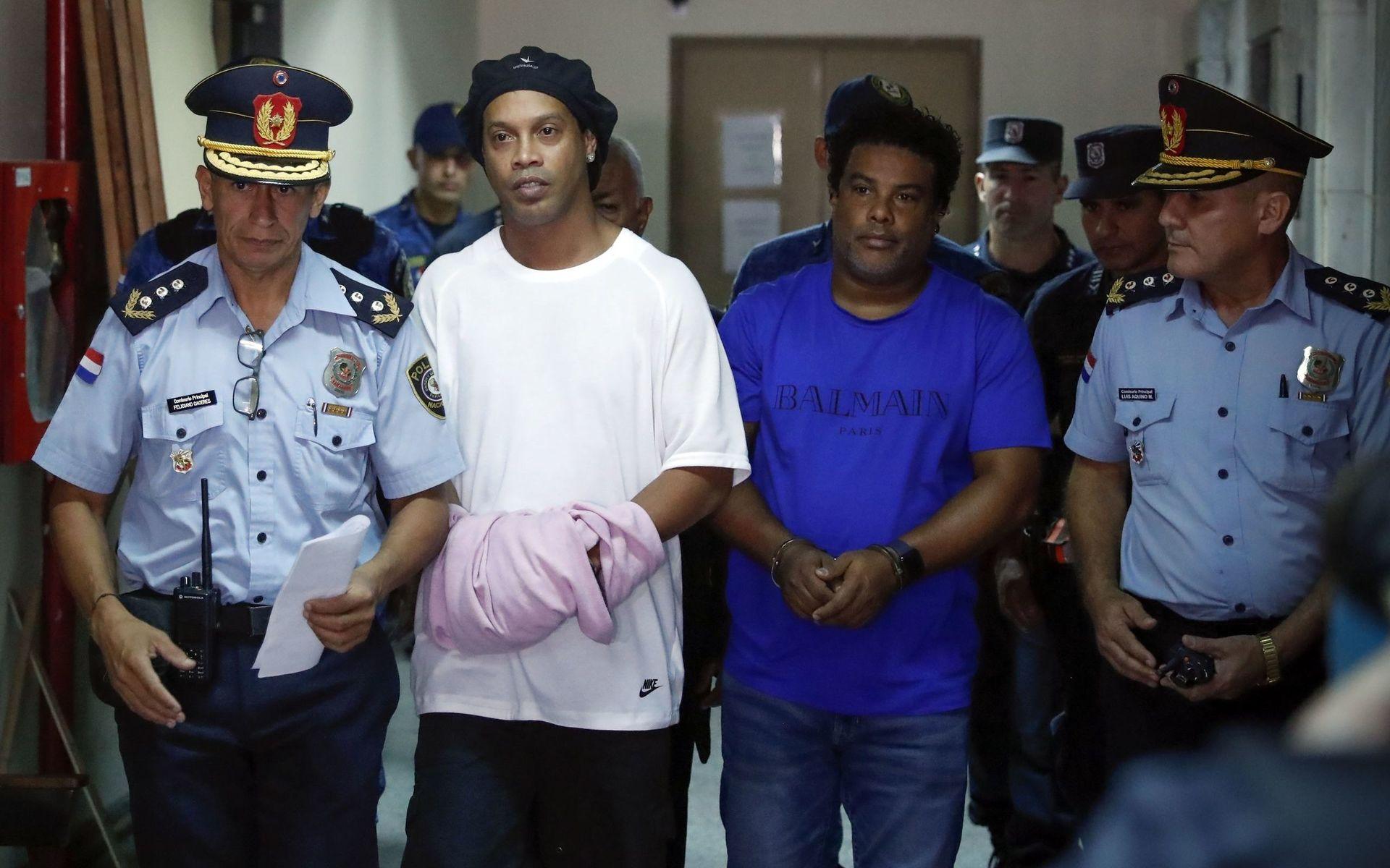 I början av mars greps Ronaldinho av polis i Paraguay och sattes i fängelse för att ha tagit sig in i landet med ett falskt pass.
