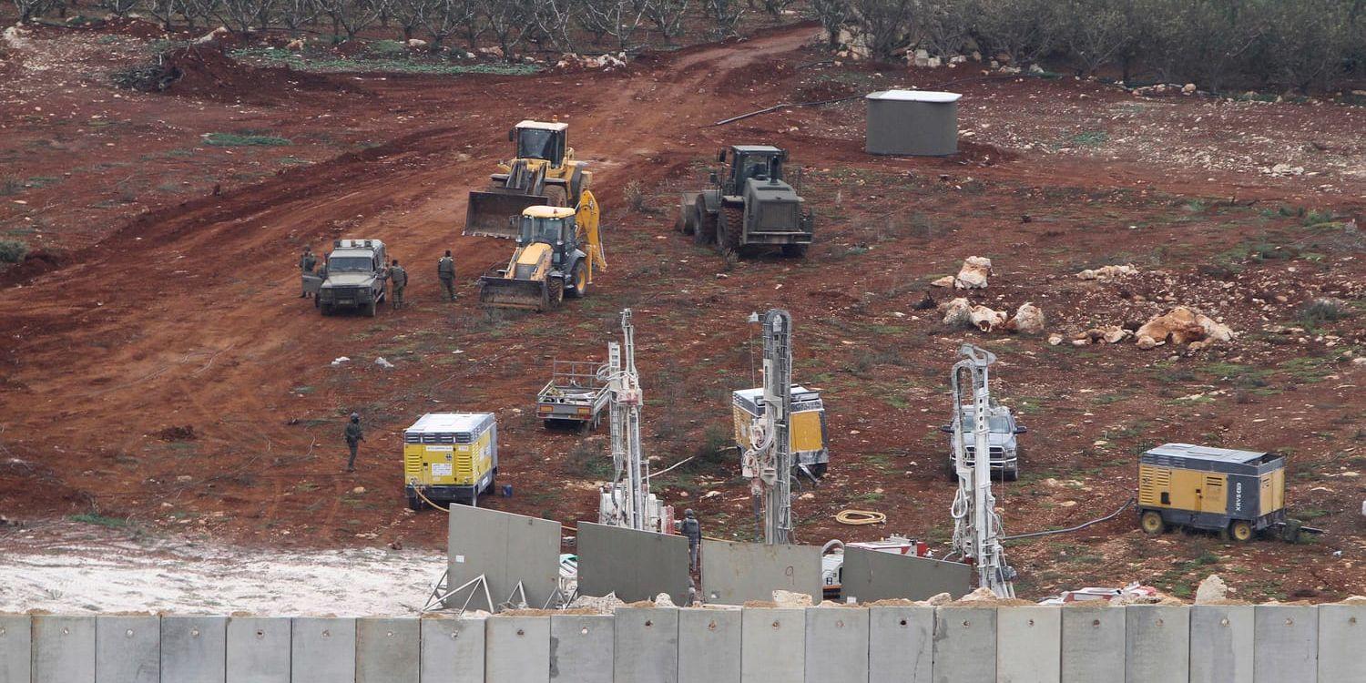 Israelisk militär förstör tunnlar nära gränsen till Libanon.