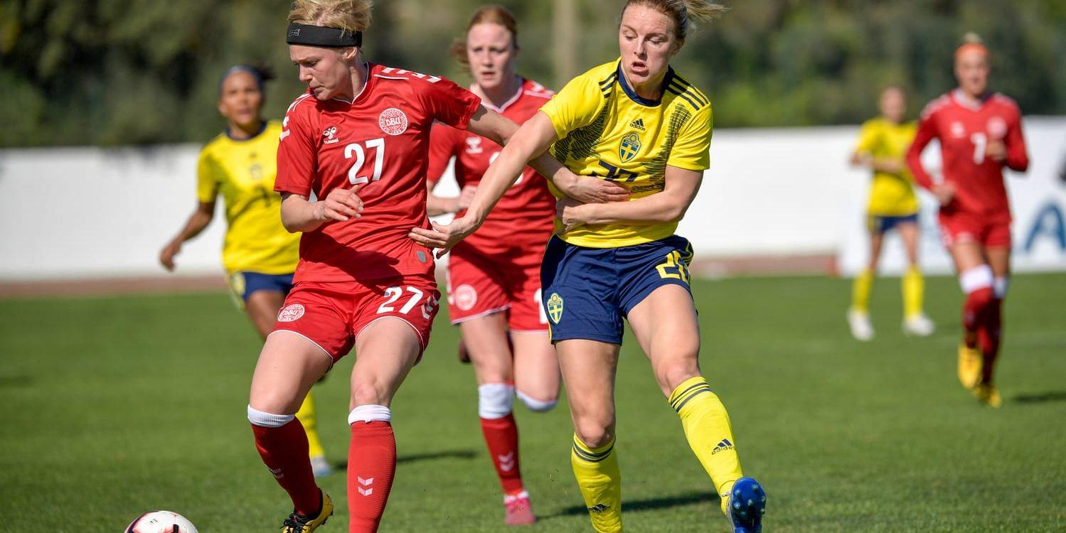 Danmarks Luna Gevitz och Sveriges Mimmi Larsson i kamp om bollen under fjolårets Algarve cup. 