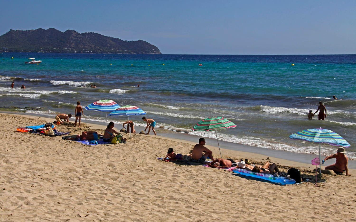 Klassiska Mallorca lockar soltörstande svenskar. På bilden stranden Cala Millor.