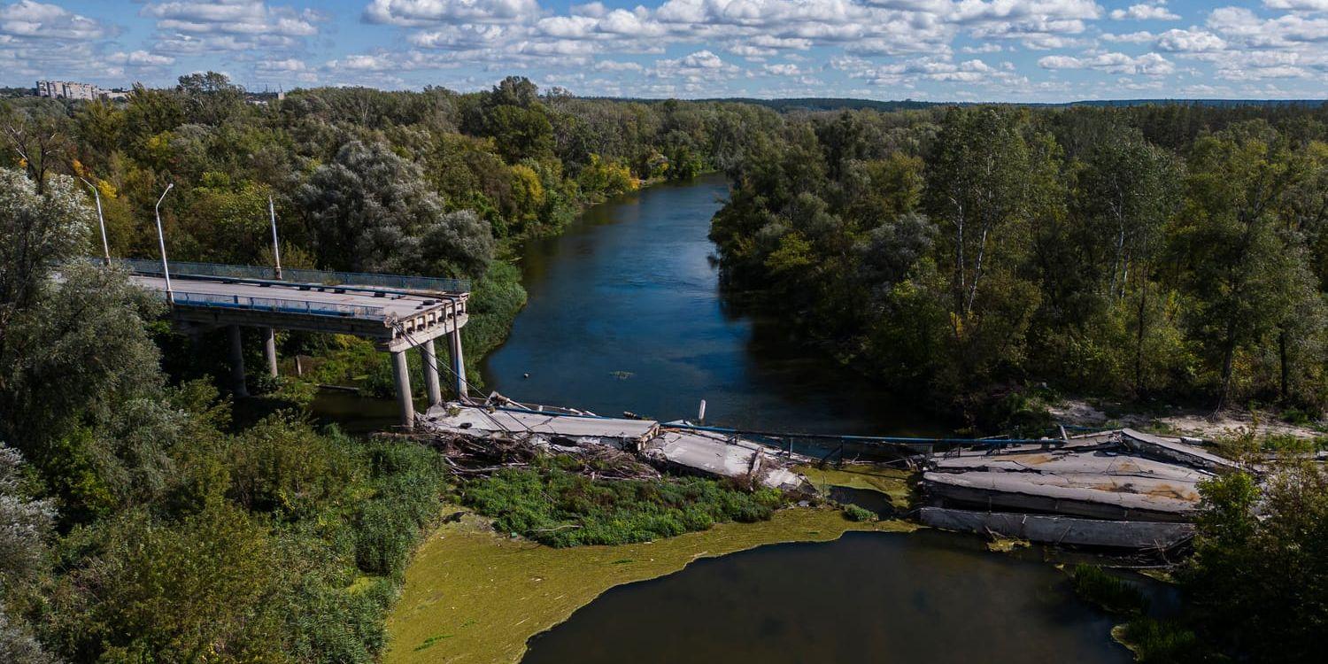 En bro över floden Siverskyj-Donets har förstörts. Den ligger utanför staden Izium, som Ukraina har återtagit kontrollen över.