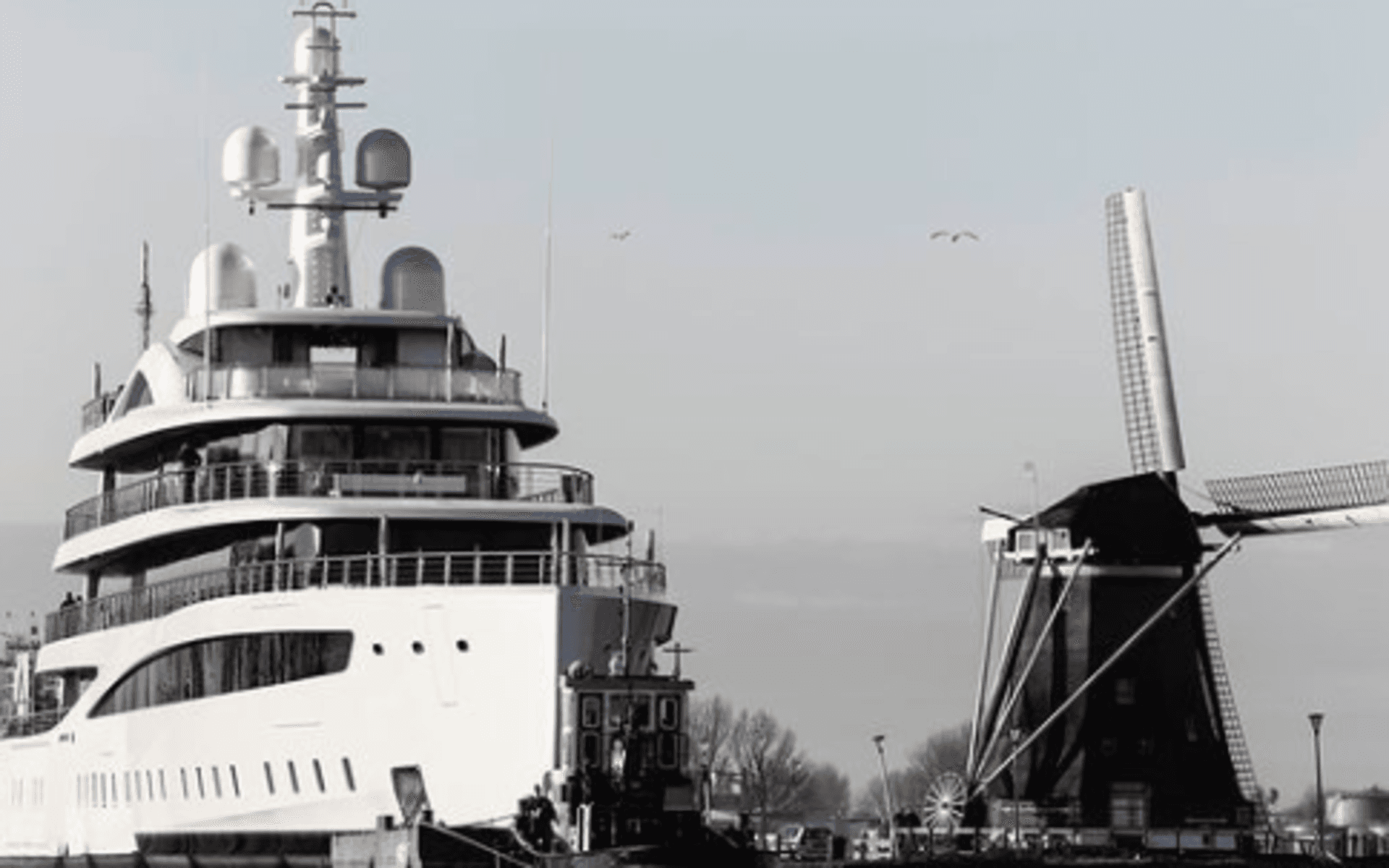 Den 94 meter långa yachten Project 817, byggt av det nederländska varvet Feadship, transporterades förra veckan genom de smala kanalerna från Feadships bas i Kaag till hamnen i Rotterdam vid Nordsjön.