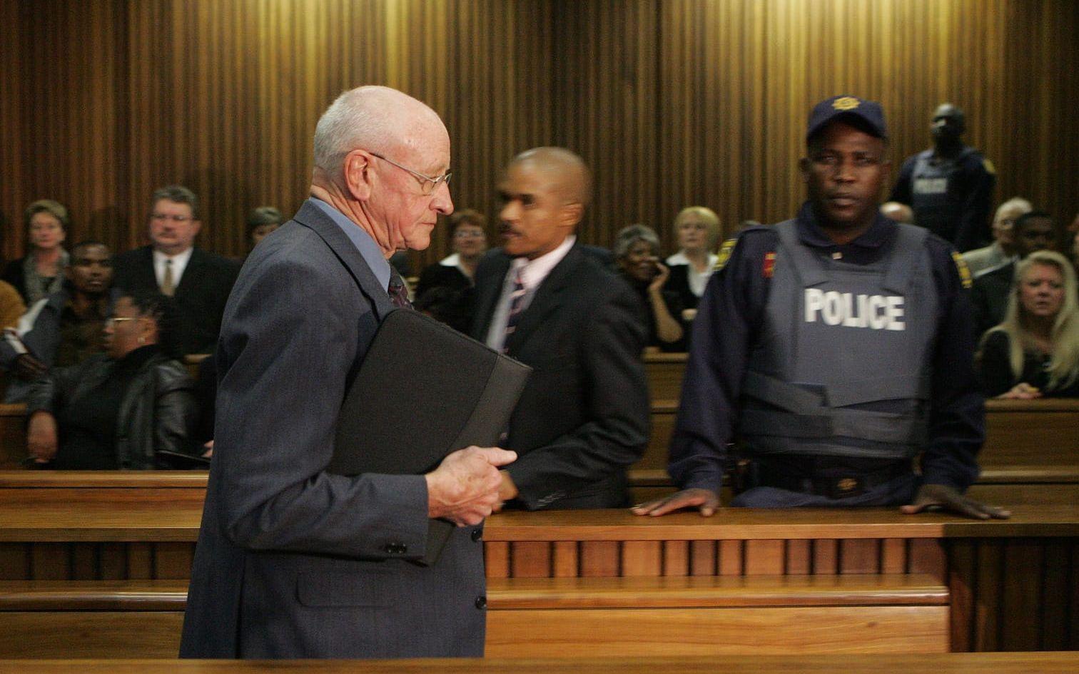 Sydafrikas tidigare polischef under apartheid, Adriaan Vlok, är död. Arkivbild från en rättegång 2007.