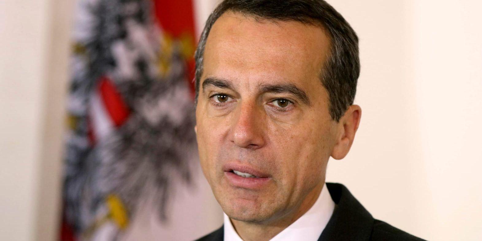 Österrikes förbundskansler Christian Kern tappar en medarbetare. Arkivbild.
