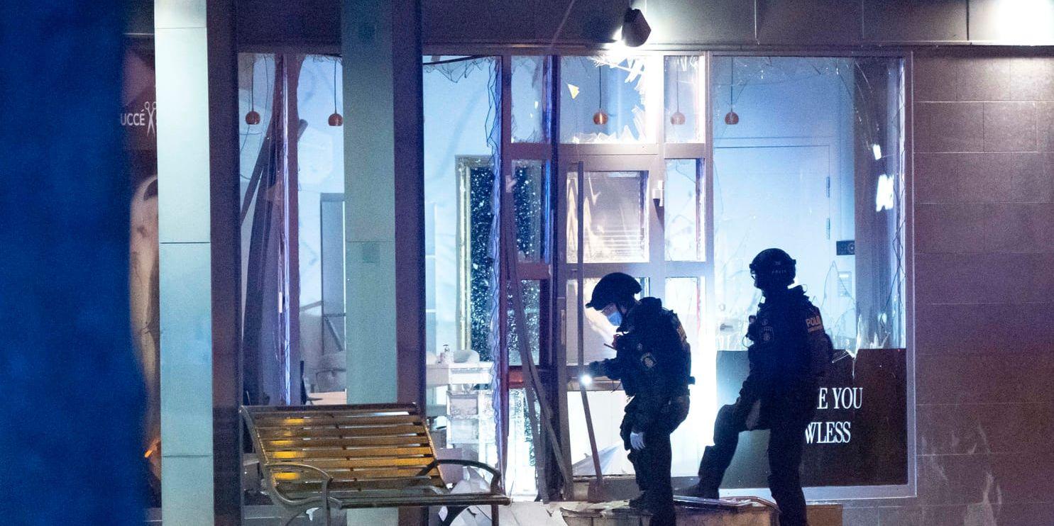 Polisens bombtekniker på plats efter detonationen i centrala Malmö.