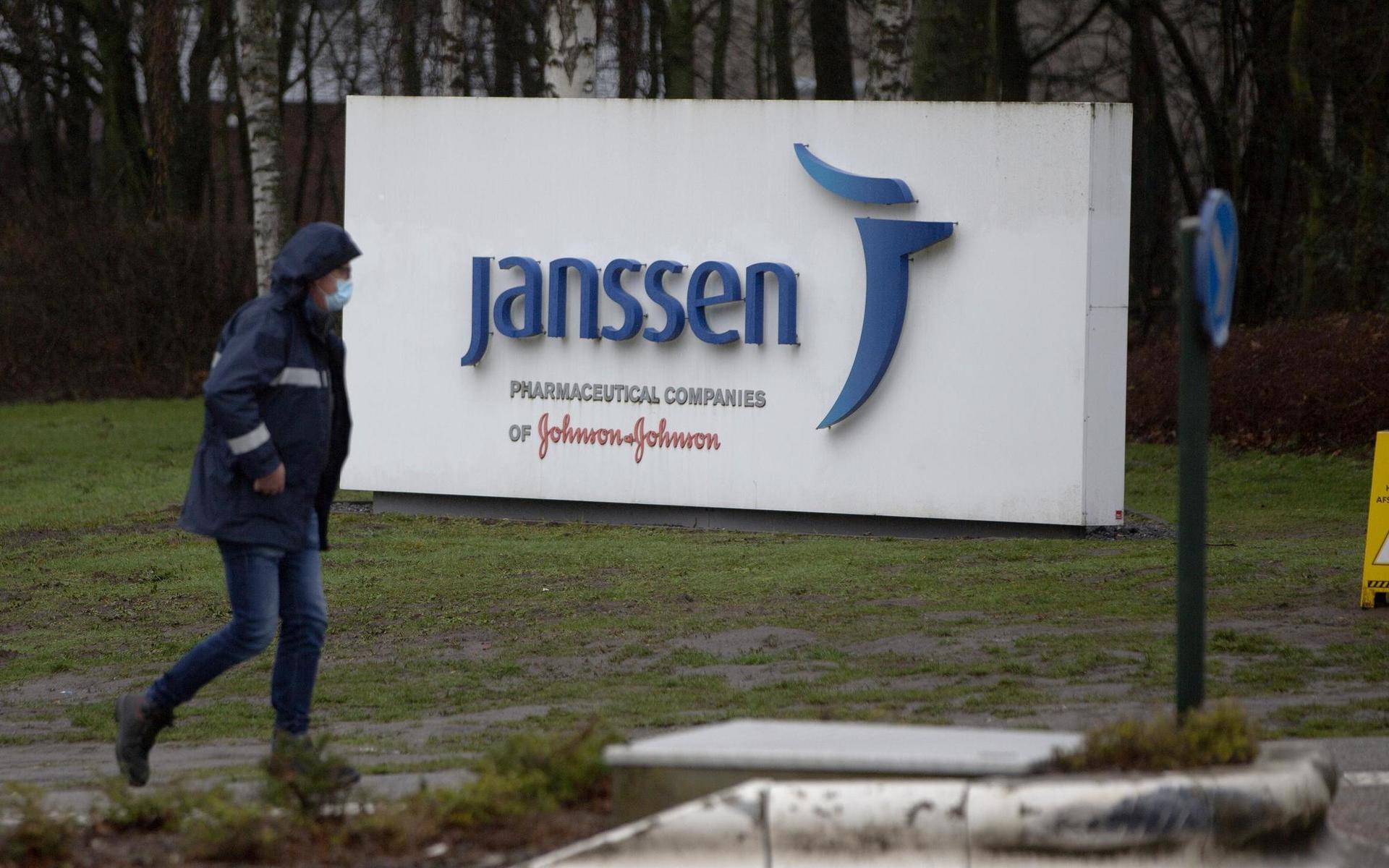 Nederländska läkemedelsbolaget Janssen är ett dotterbolag till jätten Johnson &amp; Johnson som tidigt i pandemin lovade ta fram ett gratis vaccin mot covid-19. 