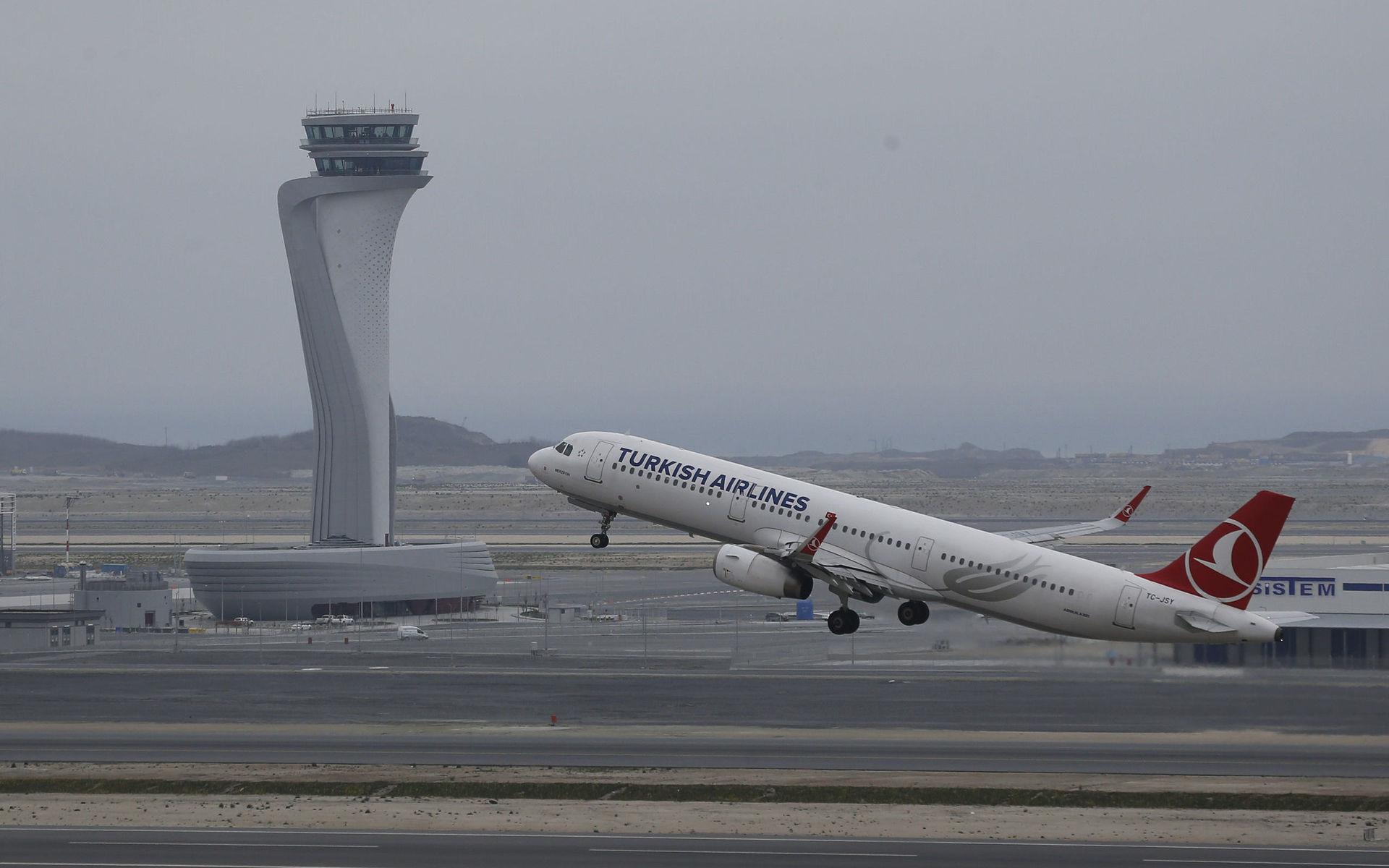 Ett flygplan lyfter från flygplatsen i Istanbul. Arkivbild. 