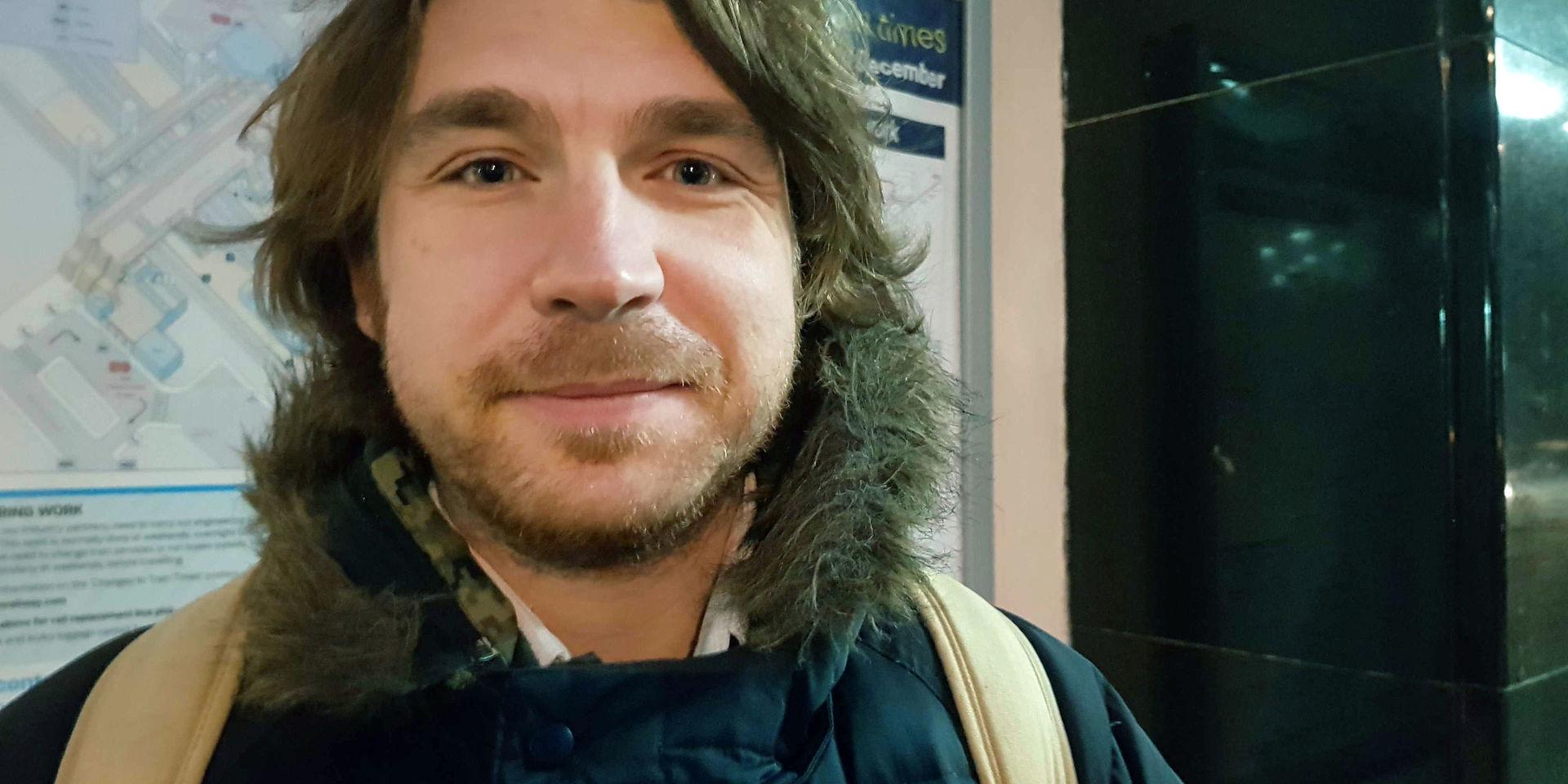 Lärarassistenten Jyles Figura, 32, väntar på tåget i sydvästra London och passar då på att uppdatera sig om valnatten i dagens morgontidning. Han är besviken och menar att många blivit vilseleda. 