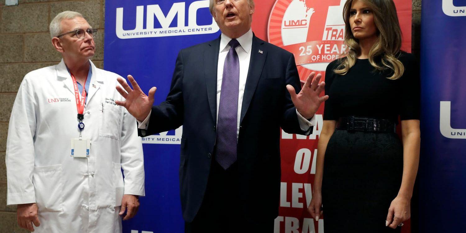 USA:s president Donald Trump höll en kort pressträff i sjukhuset University Medical Centers lobby.