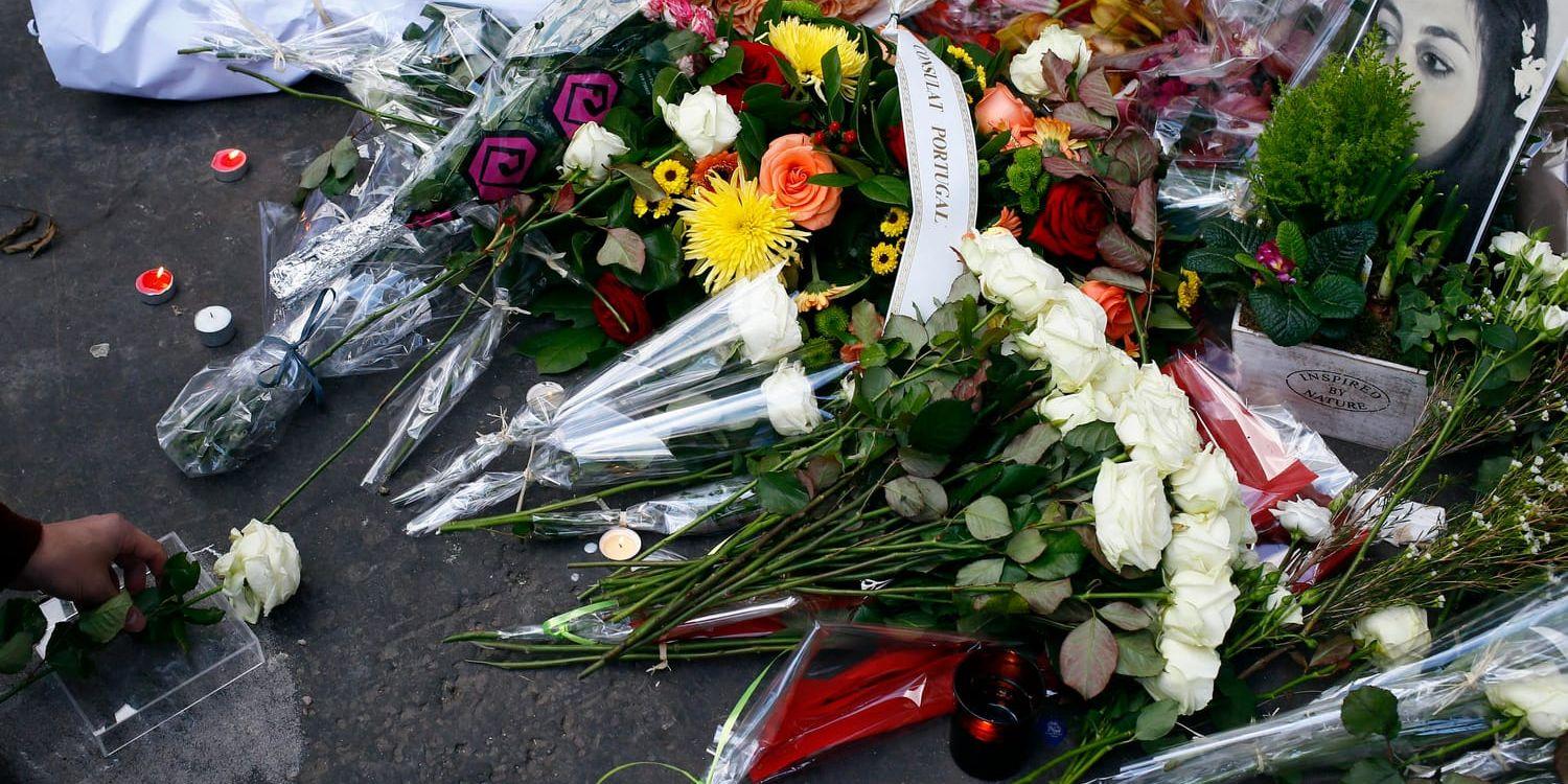 Blommor och meddelanden vid årsdagen 2017 för massakern på konserthallen Bataclan i Paris som inträffade den 13 november 2015. Arkivbild.