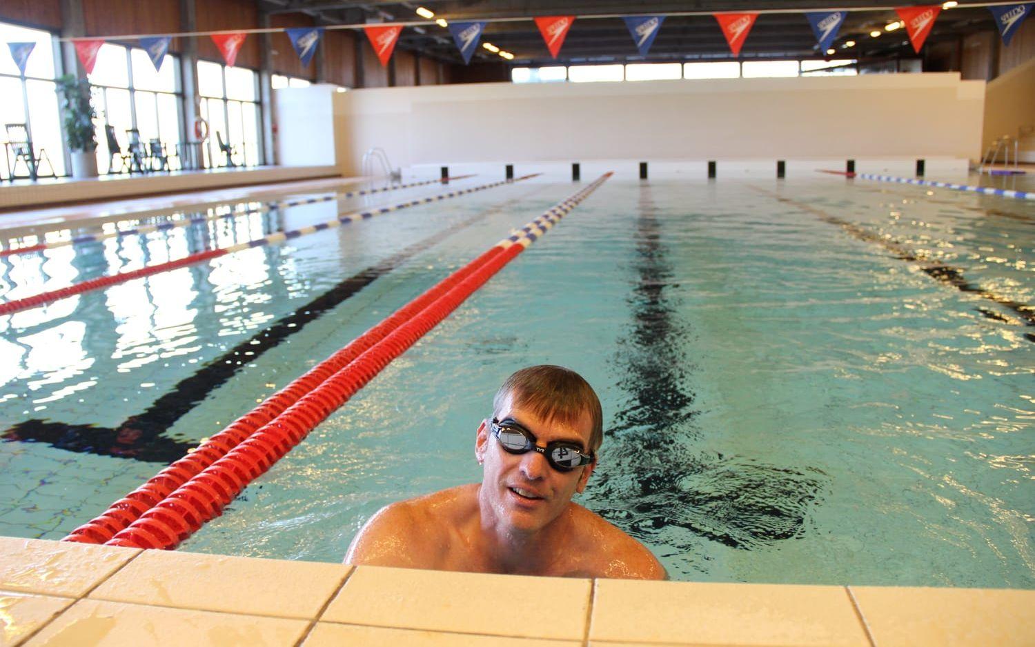 Mathias Hård af Segerstad bor i Eklanda och är nöjd över att återigen kunna simma på Åbybadet. Bild: Lisa Henricson