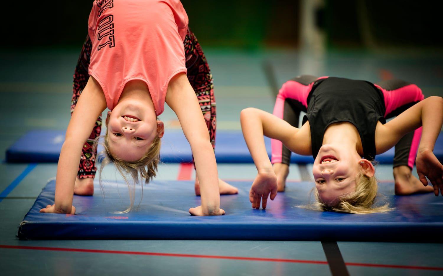 Emilia och Alice Wahlberg övar på akrobatik.