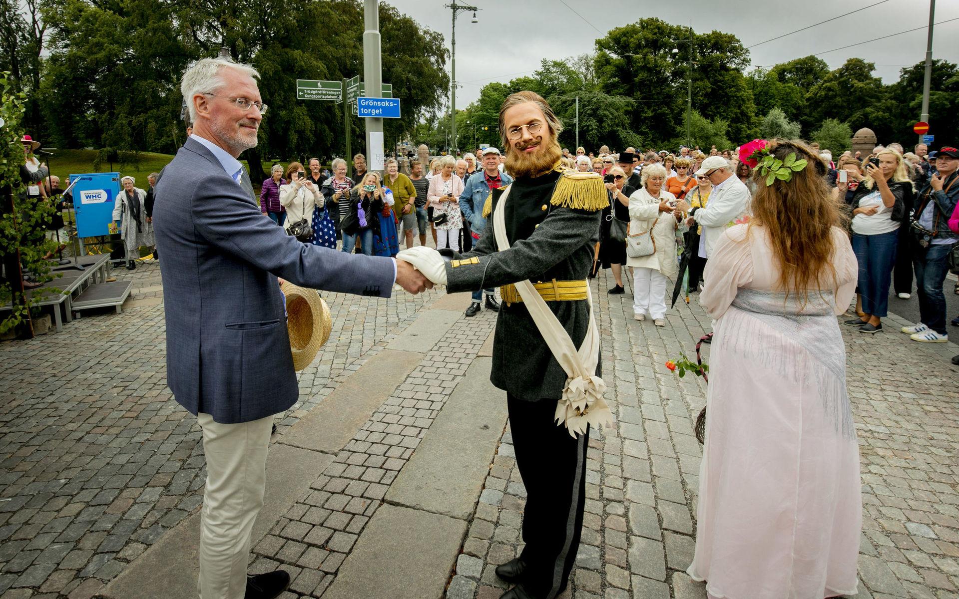 Trafikdirektören Stefan Eglinger tackar kronprinsen för ”klippningen”.FOTO: PER WAHLBERG