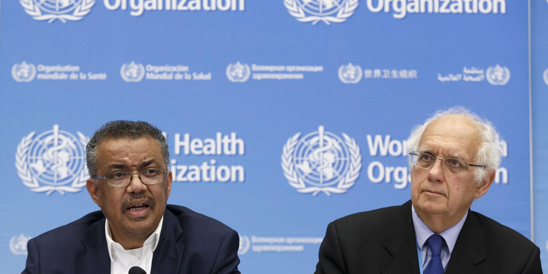 WHO:s generalsekreterare Tedros Adhanom Ghebreyesus (till vänster) och ordföranden i WHO:s nödkommitté Didier Houssin.
