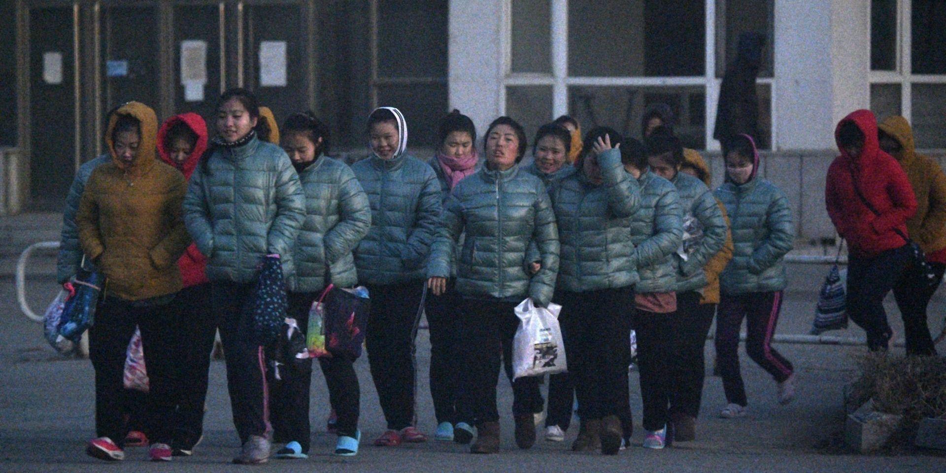 Nordkoreanska fabriksarbetare på väg till arbetet i den kinesiska staden Dandong 2019. Arkivbild.