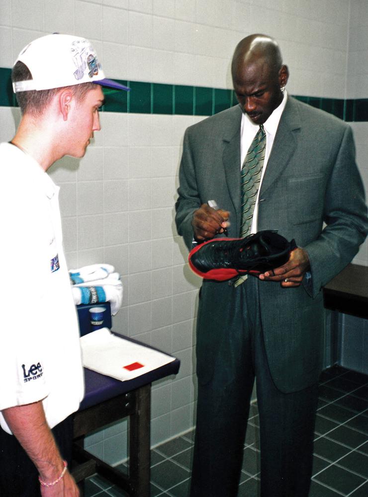 Den absolut merparten av pengarna ska Michael Jordan dock tjänat genom sitt samarbete med olika företag. Bland annat Nike, med vilka han lanserat den egna skomodellen &quot;Air&quot;.