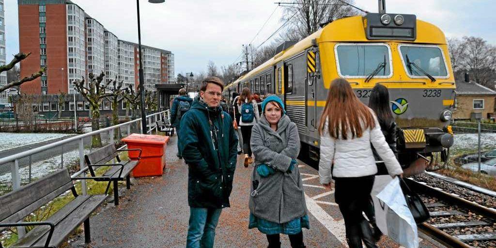 Lärarna Fredrik Bodin och Linda Thorsell tappar mycket planeringstid när tågen försenas.